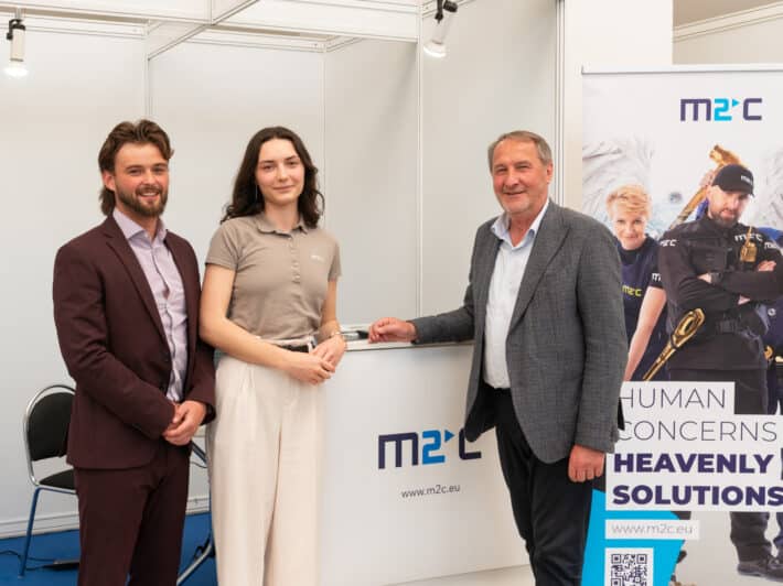 M2C na&nbsp;veletrhu URBIS 2025 v&nbsp;Brně: digitální facility management a&nbsp;inteligentní recepce Welcomo